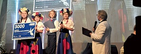 Zespół odbiera nagrodę za pierwsze miejsce  w międzynarodowym festiwalu.