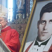 ▲	Bp Henryk Tomasik w radomskiej katedrze ogłasza rozpoczęcie procesu beatyfikacyjnego ks. Romana Kotlarza.