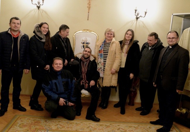 Goście z Ukrainy w Pokoju Papieskim, urządzonym w radomskim seminarium