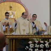 Mszy św. przewodniczył ks. Jacek Wieczorek. Z lewej ks. Zbigniew Niemirski, z prawej ks. Stanisław Piekielnik