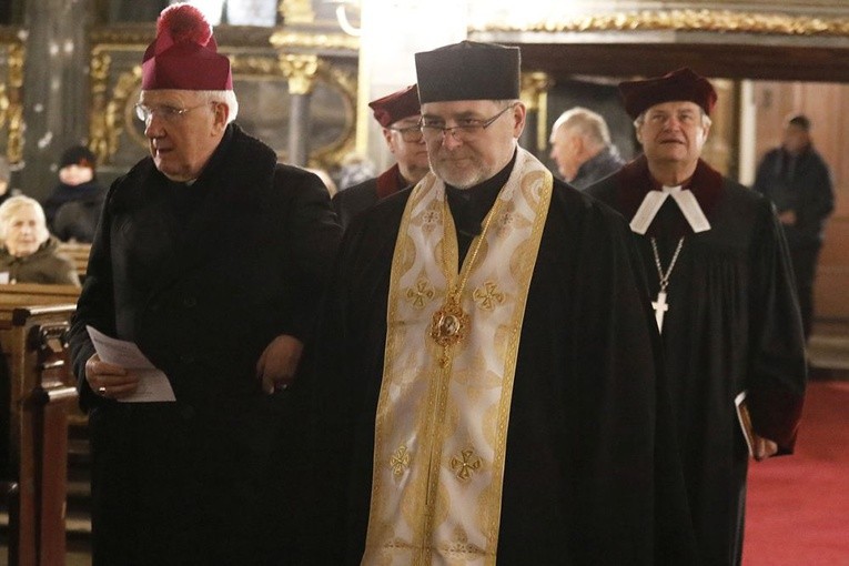 Biskup Juszczak w asyście świdnickich hierarchów kościelnych.