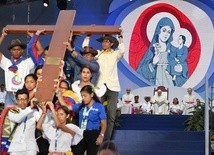 Młodzi podczas nabożeństwa Drogi Krzyżowej z papieżem Franciszkiem