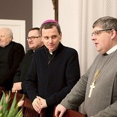▲	Bp Mirosław Milewski i bp Karol M. Babi, biskup naczelny Starokatolickiego Kościoła Mariawitów, na agapie kończącej wydrzenia w Płocku.