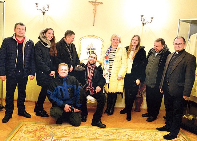 Ukraińscy goście w pokoju papieskim urządzonym w radomskim seminarium.