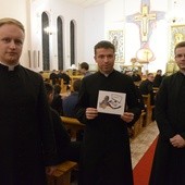 Alumni (od lewej): Karol Dobrasiewicz, Piotr Morawski i Michał Kopciński zachęcają do przysyłania intencji