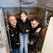 Zuzia Plewa ze swoimi przyjaciółmi strażakami: Markiem Wojtaszkiem i Kazkiem Janczym.