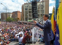 Juan Guaidó, tymczasowy prezydent Wenezueli, cieszy się poparciem obywateli, którzy domagają się ustąpienia z urzędu Nicolása Maduro.