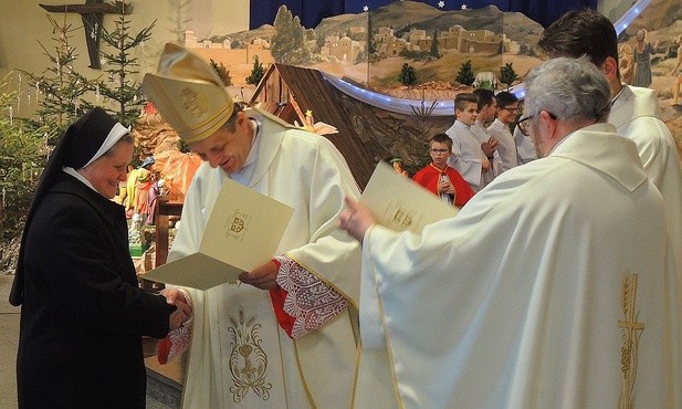 Siostry świętujące jubileusze zakonne odebrały z rąk bp. Romana Pindla listy gratulacyjne