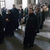 Procesja osób życia konsekrowanego krużgankami klasztornymi w Wąchocku