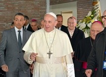 Rozpoczęła się papieska podróż do Emiratów