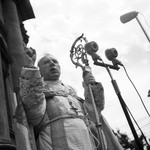 Warszawa, 1957 r. Prymas Stefan Wyszyński wygłasza kazanie przed kościołem św. Anny przy ul. Krakowskie Przedmieście