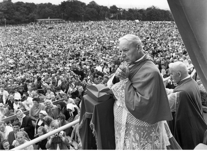 Częstochowa, 1966 r. Prymas Polski i jego sekretarz ks. infułat Władysław Padacz podczas uroczystej Mszy św.