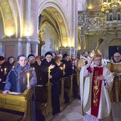Po poświęceniu gromnic uczestników liturgii wodą święconą pokropił  bp Tomasik.