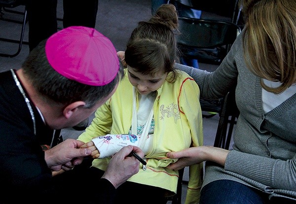 ▲	Biskup Marek Solarczyk spotka się z najmłodszymi pacjentami.