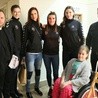 Piłkarki ręczne ze swym kapelanem ks. G. Bzdyrakiem oraz dyrektorem Caritas odwiedziły chore dzieci