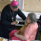 Bp Henryk Tomasik podczas Światowych Dni Chorego odwiedza pacjentów w szpitalnych salach