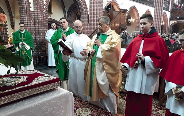 ▲	Głównym celebransem był ks. Stanisław Szupieńko (w środku z mikrofonem), diecezjalny konserwator zabytków.
