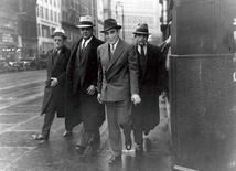 Znany oszust Victor Lustig (drugi z prawej) i Al Capone (trzeci z prawej) na ulicach Chicago