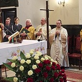 Eucharystii przewodniczył bp Guzdek.  Z prawej proboszcz ks. Kryspin Rak.