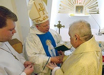 Podczas Mszy św. w szpitalu na radomskim Józefowie  bp Tomasik udzielał sakramentu namaszczenia chorych.  Jako pierwszy przyjął go hospitalizowany kapłan.