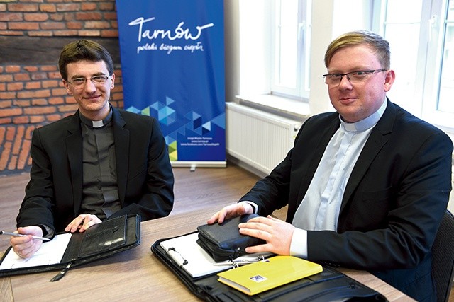Księża Mateusz Florek i Sebastian Wiktorek poznawali nowe metody i pomysły w czasie warsztatów.