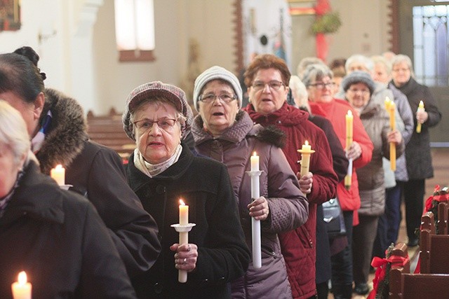 Procesja ze świecami podczas Mszy św. w intencji seniorów.
