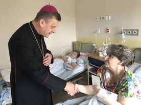 Bp Roman Pindel udzielił błogosławieństwa chorym w salach szpitalnych