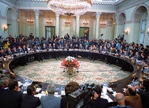 Negocjacje Okrągłego Stołu – między przedstawicielami komunistycznej władzy, demokratycznej opozycji i strony kościelnej – trwały od 6 lutego  do 5 kwietnia 1989 r.