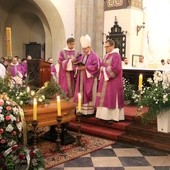 Mszy pogrzebowej przewodniczył bp Damian Muskus OFM