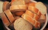Dzięki współpracy z siecią Biedronka ubodzy dostają nie tylko chleb.