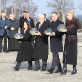 Prezydent Andrzej Duda z małżonką Agatą Kornhauser-Dudą oraz wiceprezydent USA Mike Pence z małżonką Karen Pence składają znicze pod Pomnikiem Ofiar Obozu