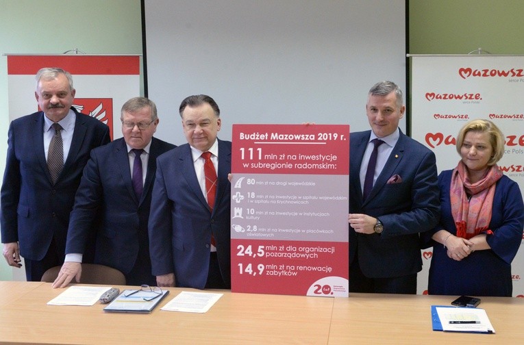 Adam Struzik (trzeci z lewej) z mazowieckimi samorządowcami prezentują program budżetowy dla południowego Mazowsza