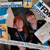 Dziewczyny ze świdnickiego zarządu KSM na pamiątkowym zdjęciu