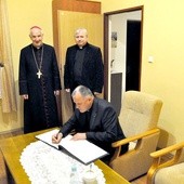 Rektor KUL-u wpisał dedykację do kroniki seminaryjnej