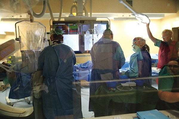 ▲	Stalowowolscy kardiolodzy podczas operacji.  