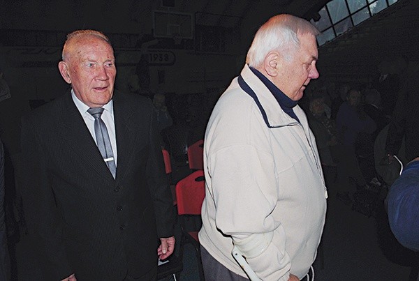 ▲	Sportowiec (z prawej) odszedł po przegranej walce z chorobą. Za nim jego pierwszy trener Ludwik Algierd.