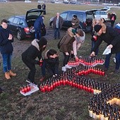 Harcerze i rekonstruktorzy ułożyli symbol na pasie zieleni przy al. Armii Krajowej.