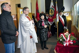 ▲	O. Mirosław Bożek z parafianami składa kwiaty pod tablicą upamiętniającą legendarnego kapłana.
