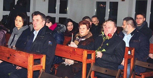 W Skierniewicach każda para otrzymała świeczkę i różę. 