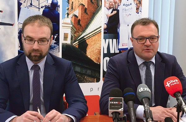 ▲	O organizacji i przebiegu akcji mówi Radosław Witkowski. Z lewej Mateusz Tyczyński.