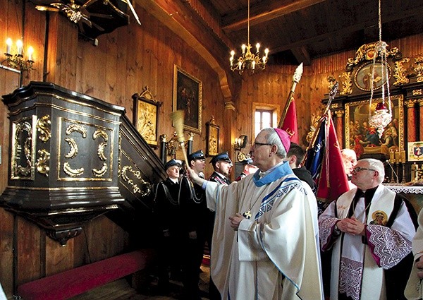 ▲	Biskup Piotr Libera poświęcił m.in. ambonę i nowe ołtarze boczne.