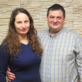 Angelika i Tomasz Urbanowie byli kiedyś o włos od rozstania, ale uratowały ich spotkania wspólnoty Domowego Kościoła.