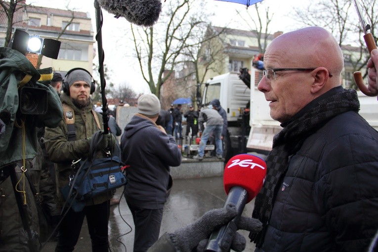 W centrum Gdańska przewrócono pomnik ks. Jankowskiego.