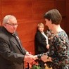 Krzyż odbiera ks. prał. Zbigniew Powada, długoletni duszpasterz ludzi pracy w Bielsku-Białej