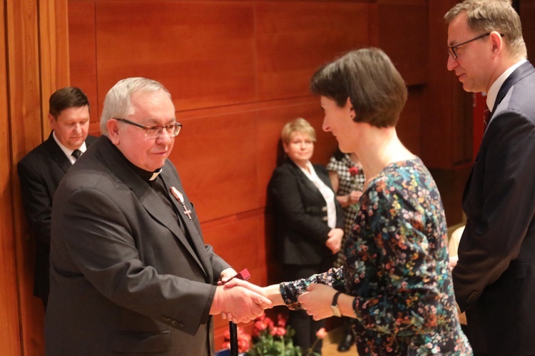 Krzyż odbiera ks. prał. Zbigniew Powada, długoletni duszpasterz ludzi pracy w Bielsku-Białej