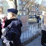 Zwolennicy i przeciwnicy ks. prałata H. Jankowskiego pod jego obalonym pomnikiem