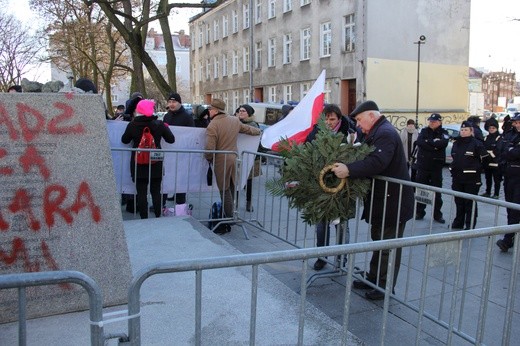 Zwolennicy i przeciwnicy ks. prałata H. Jankowskiego pod jego obalonym pomnikiem