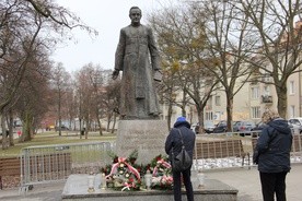 Pomnik ks. Jankowskiego stoi niezgodnie z prawem - twierdzą władze Gdańska