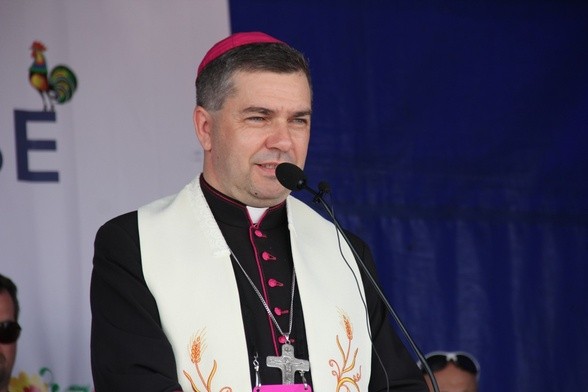 Biskup Wojciech Osial święcenia kapłańskie przyjął z rąk bp. Alojzego Orszulika. 
