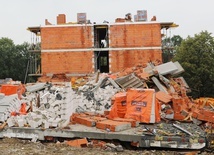 W wyniku wybuchu zniszczeniu uległy trzy kondygnacje w jednym segmencie budynku wielorodzinnego 